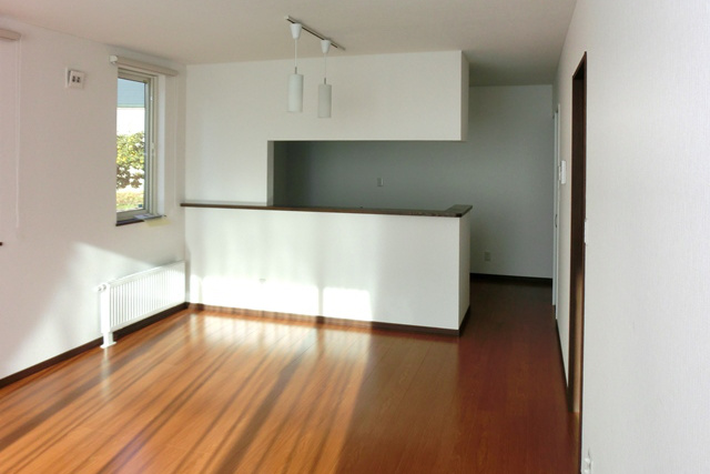 リビングダイニング: たっぷりの陽射しがふりそそぐ 明るいリビングダイニング。