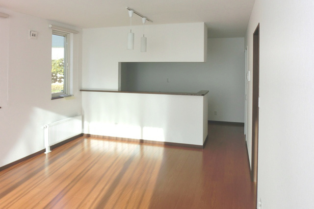 リビングダイニング: たっぷりの陽射しがふりそそぐ 明るいリビングダイニング。