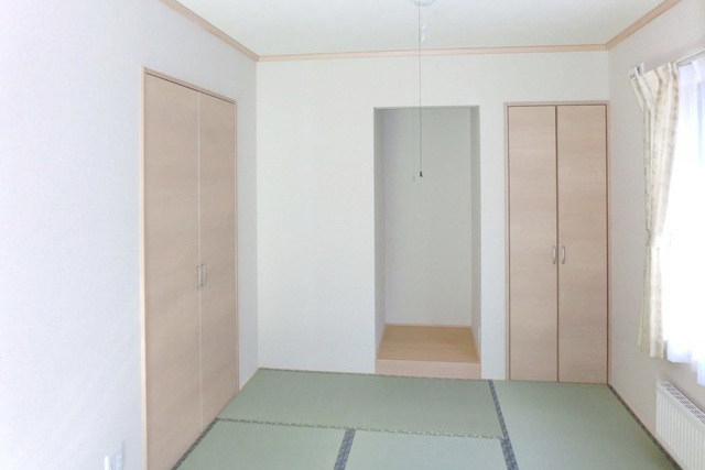 和室２: 二つの和室は引戸で仕切られ、 引戸を開ければ１つの大きなお部屋として 使用出来ます。