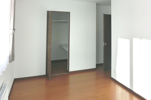 洋室２: それぞれ充分な収納が備えてあるので お部屋をすっきり使えます。