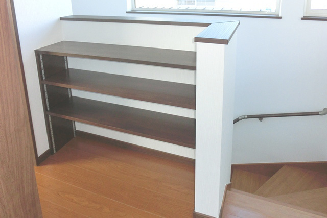 本棚: 階段をあがった２階ホールには 共通の本棚が。