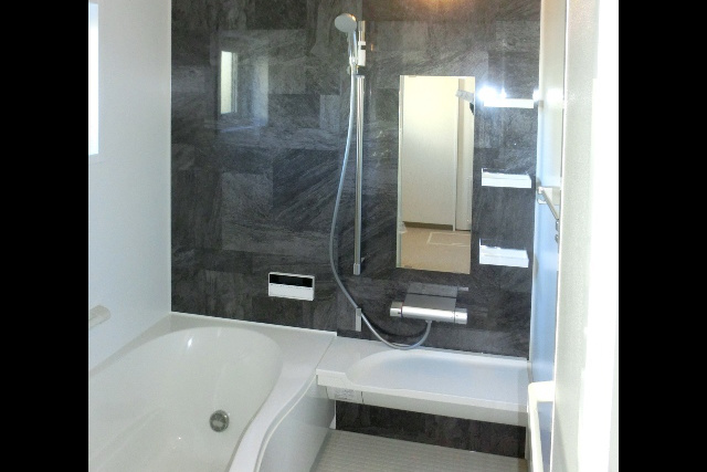 お風呂: モノトーンでシックに まとめたユニットバス。