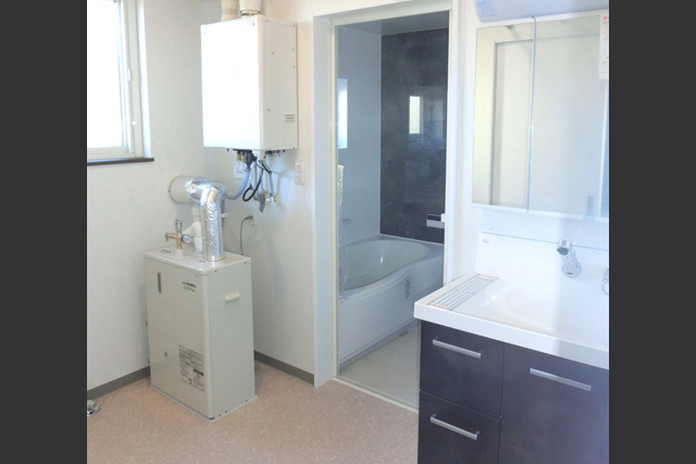 ユーティリティ: 物干スペースも兼ねた脱衣所は 洗濯機から取り出してすぐに干せるので 家事も楽に。