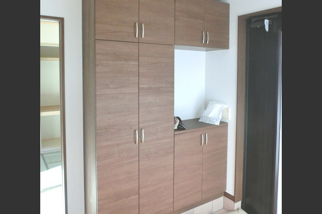 玄関ホール: 家族の靴をたっぷり収納しながらも 季節のしつらえを楽しめる シューズボックス。