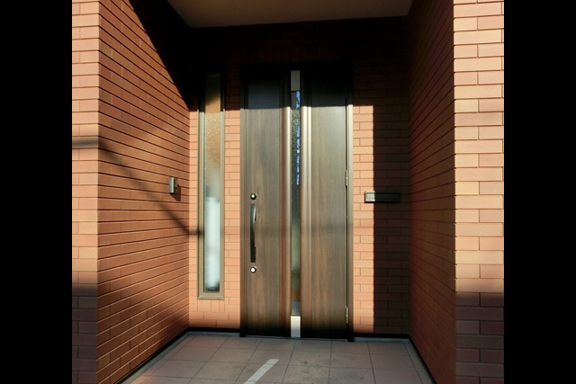 玄関ポーチ: 外壁は耐久性・耐候性が高く、 メンテナンスコストが抑えられるタイル貼。