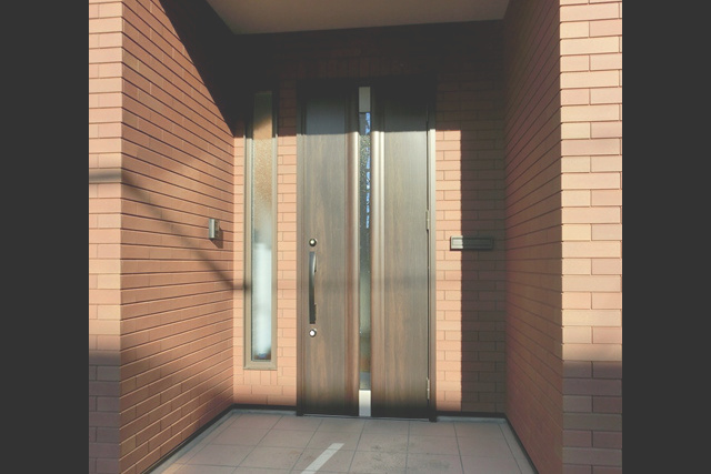 玄関ポーチ: 外壁は耐久性・耐候性が高く、 メンテナンスコストが抑えられるタイル貼。