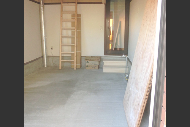 作業場: 作業場の室内からの入口は トイレと脱衣所のすぐ近くに。 天井裏にはたっぷりの収納も。