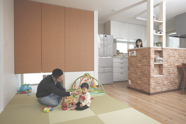 畳スペース： ユーティリティとキッチンの間に 畳スペースを設け、 家事をしながらお子さんと 遊べるスペースに。