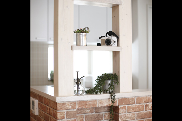 飾り棚： 柱を利用して飾り棚を設置。