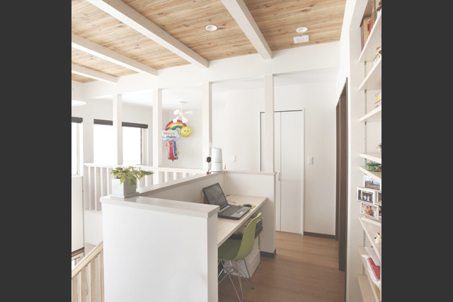 書斎： ２階ホールに本棚とカウンターを設けて 書斎に。 お子さんのスタディスペースや パソコンスペース等多目的に活用できます。