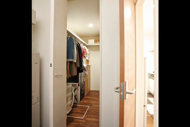 多目的収納： キッチン奥に設けた多目的収納には コートも掛けられて便利。