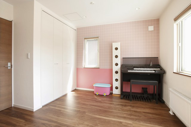 子供部屋： 長女の部屋は アクセントクロスでかわいらしく。