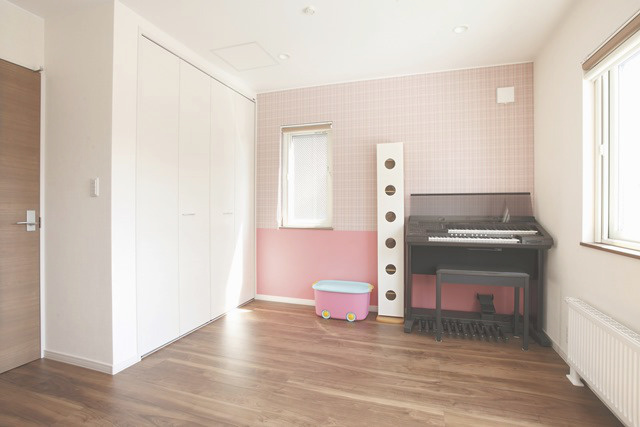 子供部屋： 長女の部屋は アクセントクロスでかわいらしく。