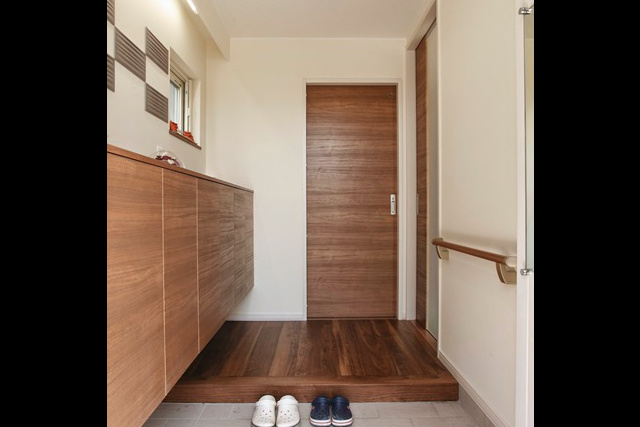 玄関： エコカラットタイルを 市松柄に貼り付けてアクセントに。