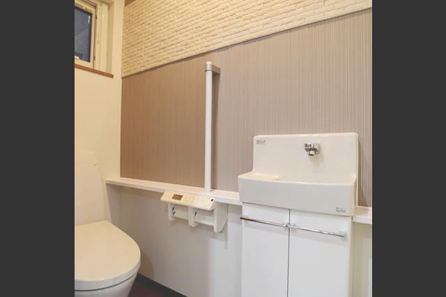 トイレ： コンパクトながら機能充実のトイレ。