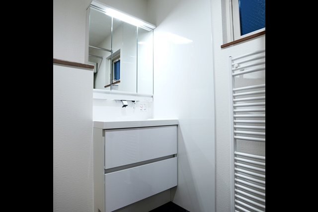 外観： 黒の金属サイディングとウッドの組合せで かっこよく仕上げた外観。