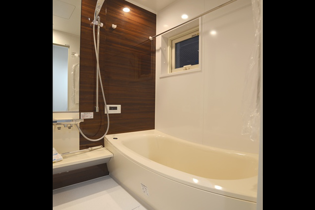 ユニットバス： 落ち着いた木目の ゆったりできるお風呂。