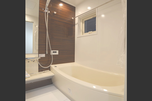 ユニットバス： 落ち着いた木目の ゆったりできるお風呂。