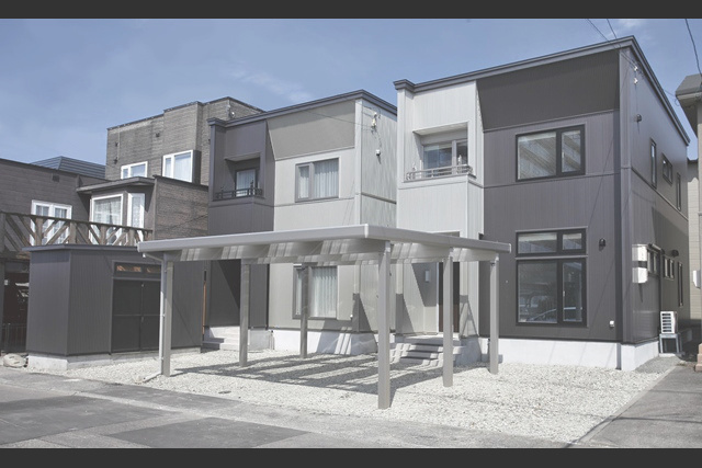 外観： 兄家族と敷地を分け新築。 外観デザインを統一し、 カーポートも中央で共有しています。