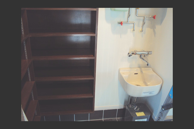 玄関： 大容量のシューズラックは オープンで使いやすい。 外の汚れを玄関でシャットアウト できるよう、SKを設置。