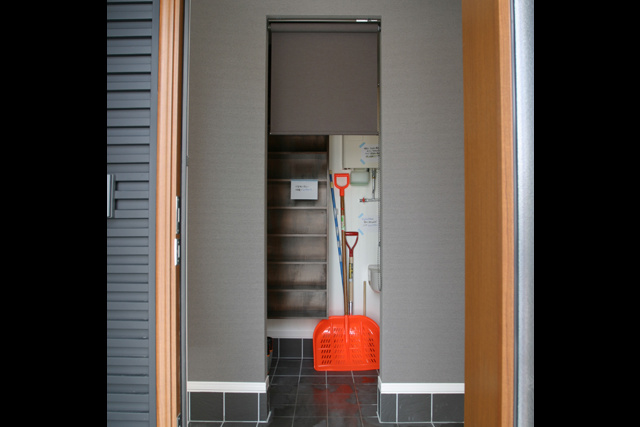 玄関2： 玄関のたたきには床暖房が入っており、 来客が帰る頃には靴がポカポカ。