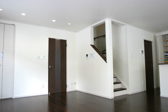 リビング： 階段の壁をオープンにしたことで、 開放感がアップ。