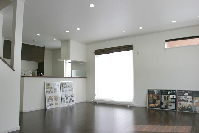 リビング2： 白とブラウンでまとめたリビング。 一部の窓を上部に持ってくることにより 家具のレイアウトも自由に。