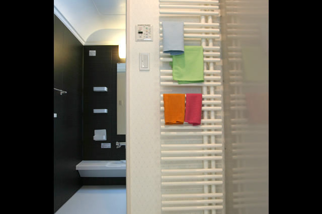 電気ヒーター： デザイン性もあるヒーターは、 タオルを掛けるのにちょうどいい。 乾きも早い！