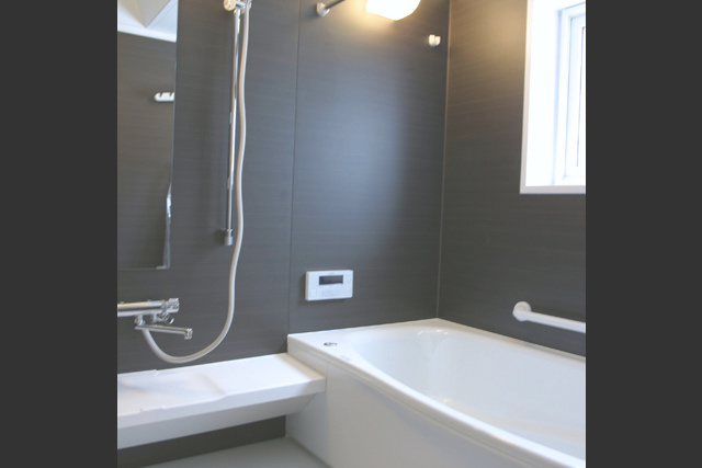 ユニットバス： 1.25坪のお風呂場は、 3人のお子さんがいても十分な広さ。