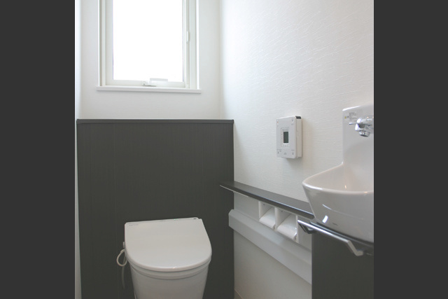 1階トイレ： 背面にタンクが収まっているので 見た目スッキリ。 家族以外も使う1階のトイレには 手洗いカウンターがあると便利。