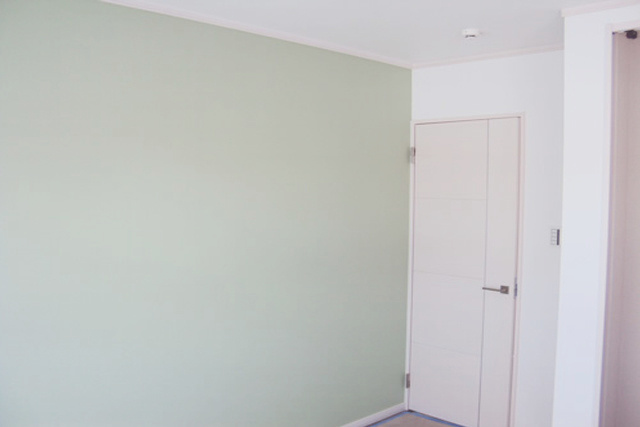 子供部屋： 3人のお子様に合わせて、それぞれアクセントの色を変えました。 「かわいい！」と思わず言ってしまうようなピンク。寒々しくないラベンダー風のブルー。優しいグリーン。