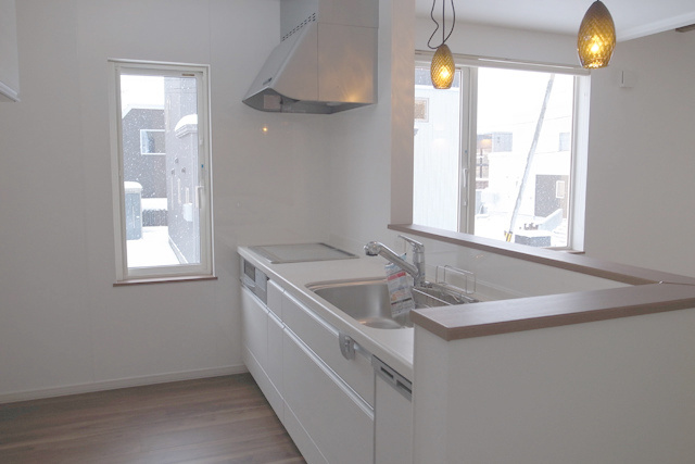 キッチン: オープンスタイル、お子様を見ながら調理