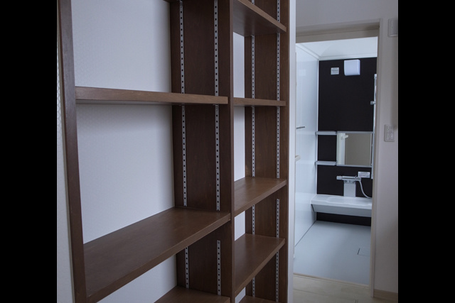 脱衣室 収納棚： 天井には電動物干しも