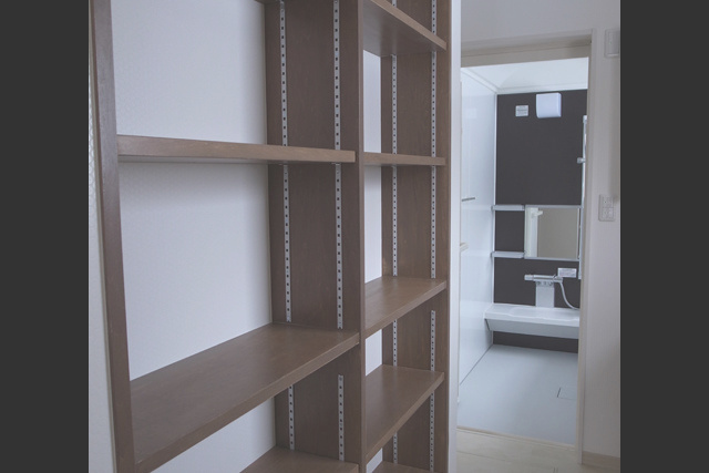 脱衣室 収納棚： 天井には電動物干しも