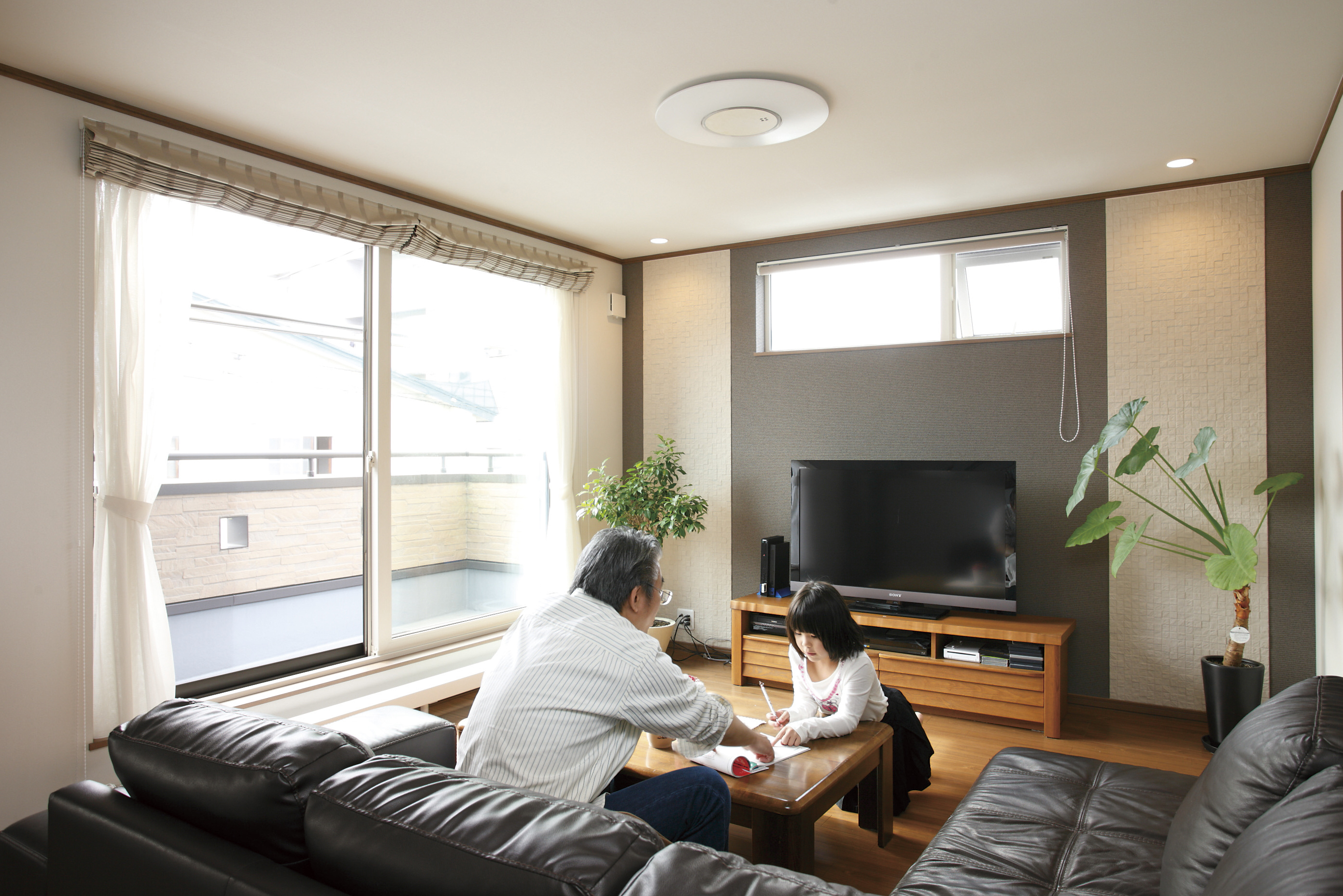 LDK①: ＴＶ裏の壁はエコカラットタイルと クロスでアクセント。