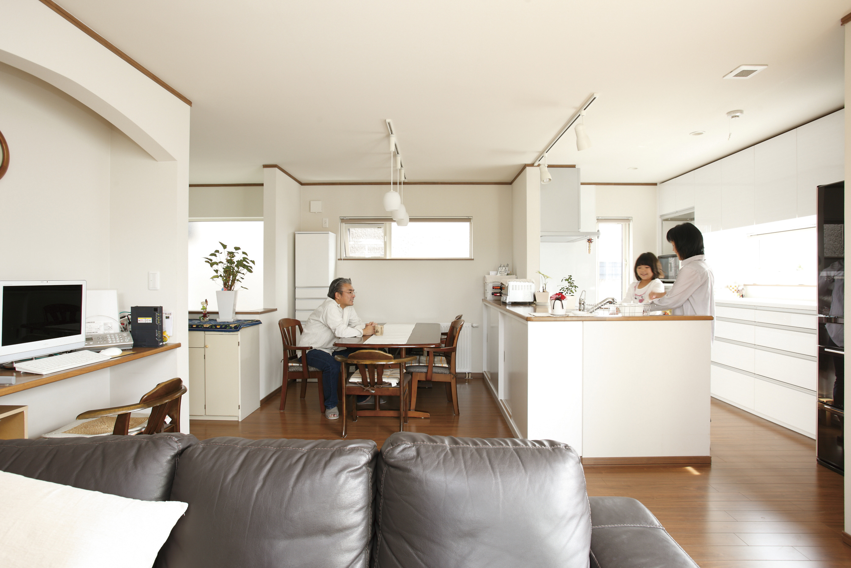 LDK②： 会話がはずむオープンキッチンは お手伝いもたのしい。