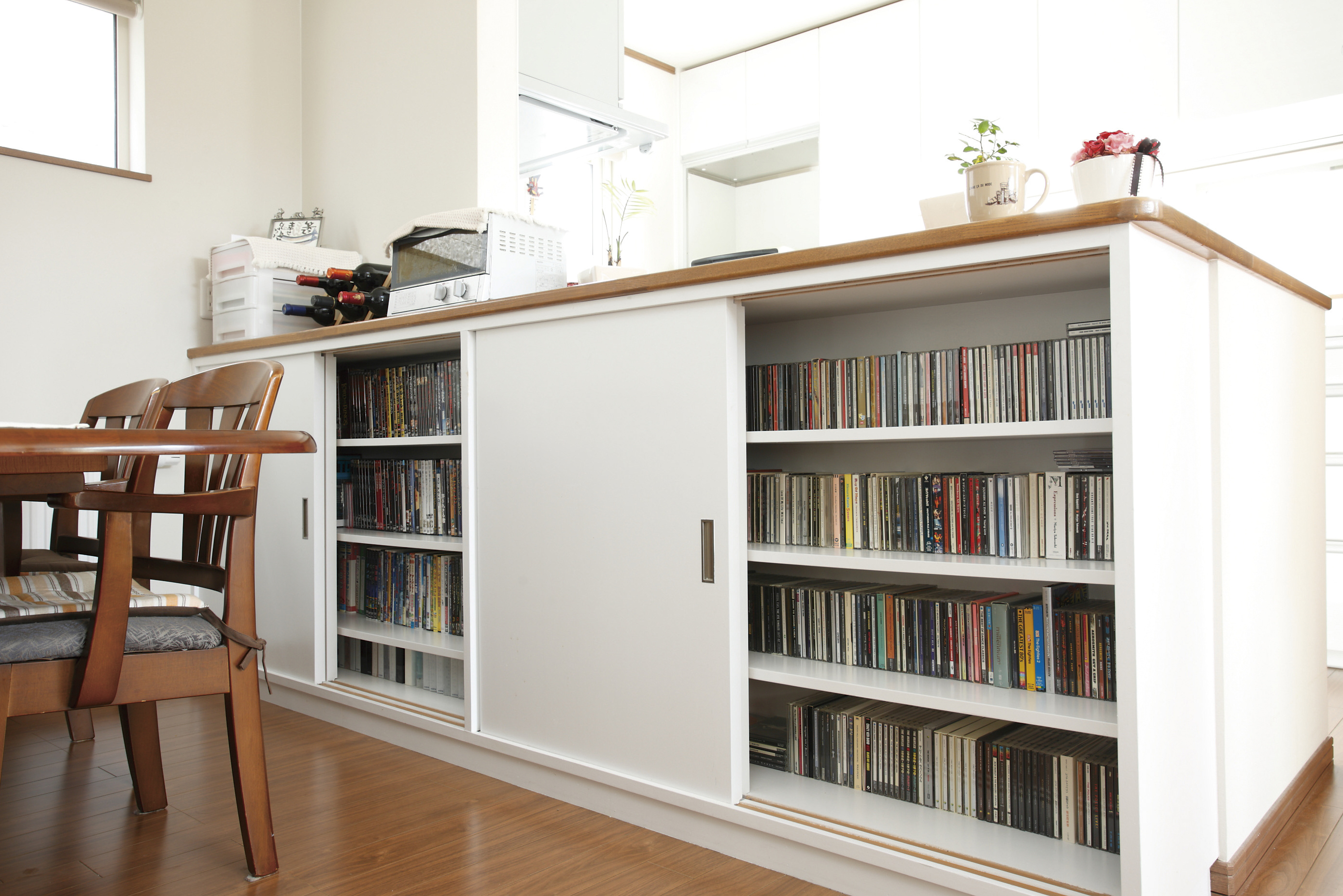 ＣＤ収納： キッチンカウンターの奥行を活かし ＣＤやＤＶＤの収納を造作。