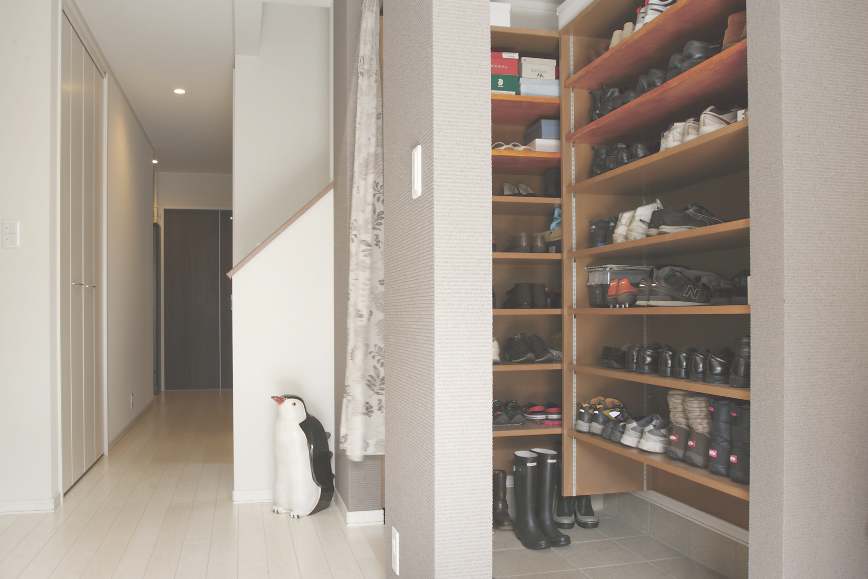 玄関： 二世帯分の靴もすっきり収まる シューズクローク。