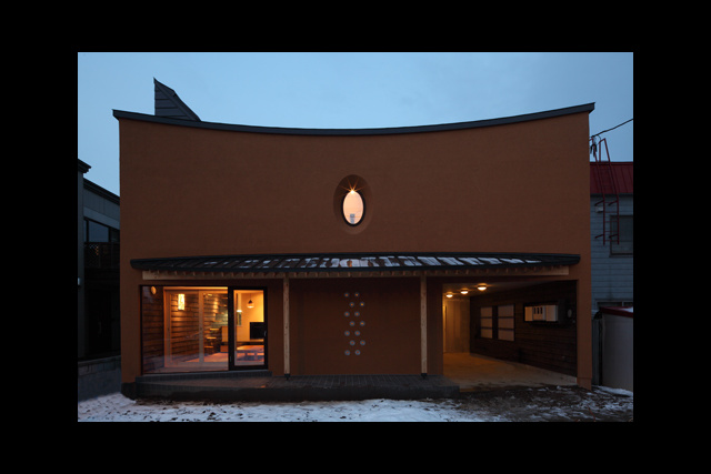 楕円窓を中心にシンメトリーな 外観屋根上部に採光窓