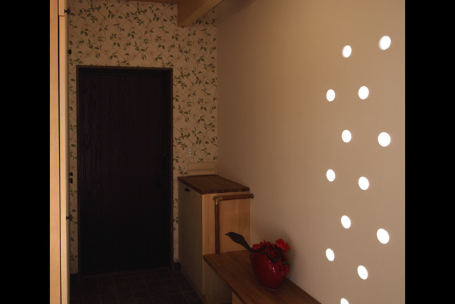 玄関ホールとアクセントの窓