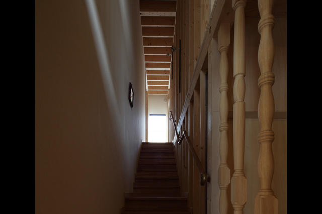 階段、左壁はキャンバス