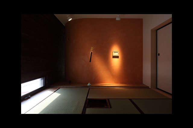 茶室床の間、ワイヤーの床柱