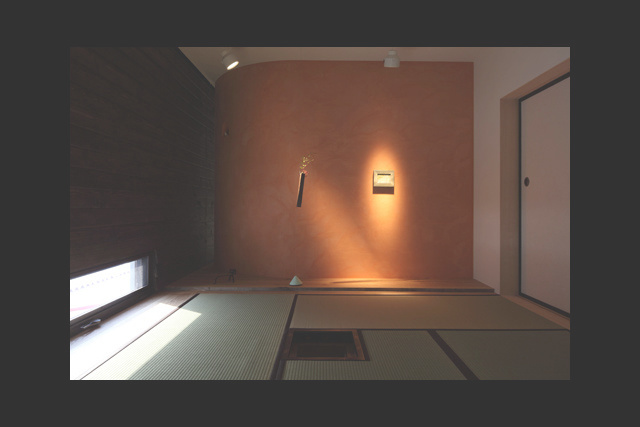 茶室床の間、ワイヤーの床柱