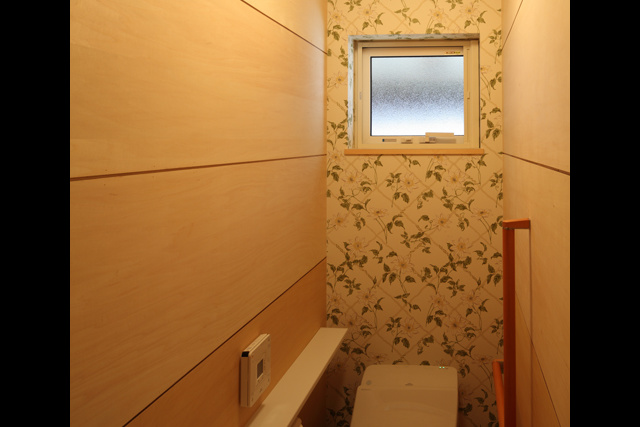 階段、左壁はキャンバス