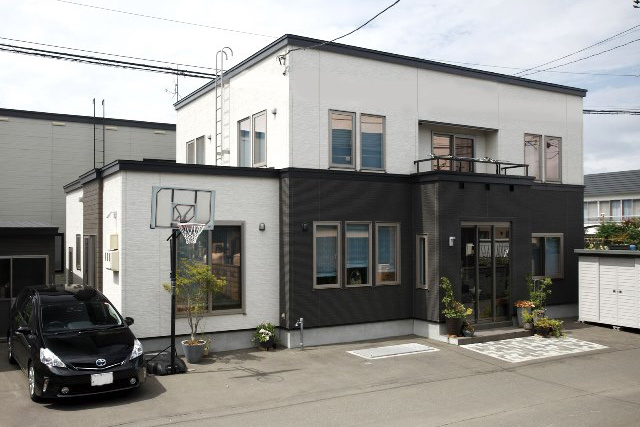 外観： ツートンカラーのモダンな外壁