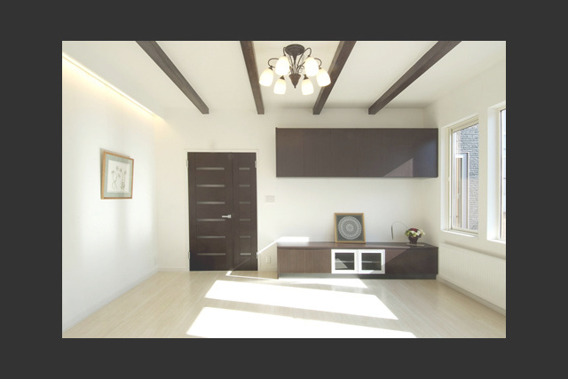 リビング： 壁も床も白で統一し、ギャラリーの様に。 天井の梁型がアンティークな 雰囲気を醸し出しています。