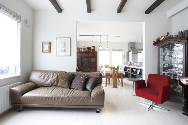 リビング②： 家具や絵画を飾りやすいように ダイニングとの間仕切りに 壁を少し残しました。