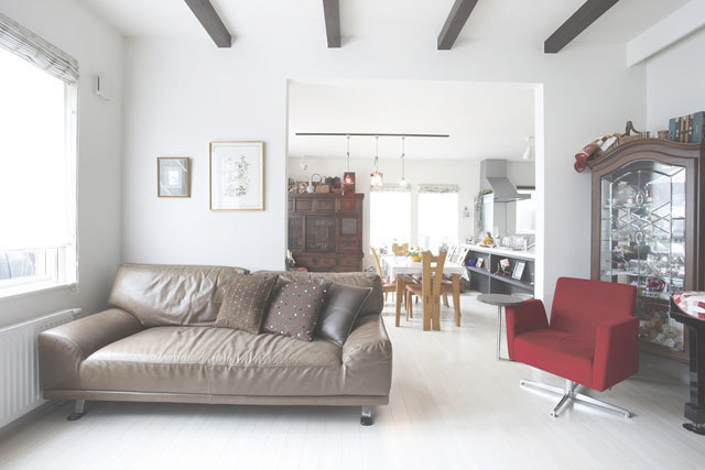 リビング②： 家具や絵画を飾りやすいように ダイニングとの間仕切りに 壁を少し残しました。