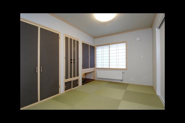 和室： ヘリの無い半畳たたみで モダンに仕上げた和室。