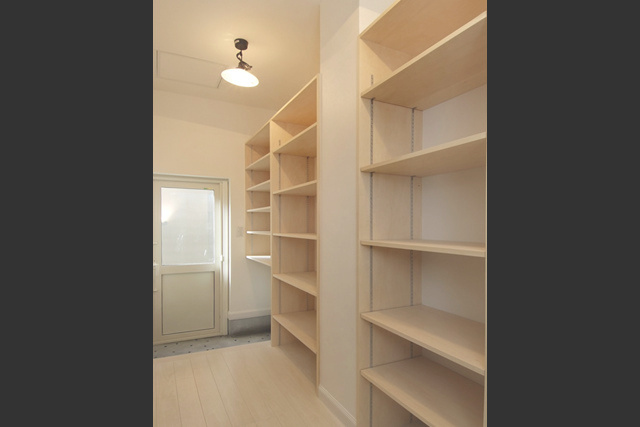 勝手口: キッチン裏に設けられた大容量の食品庫。 漬物づくりもはかどります。